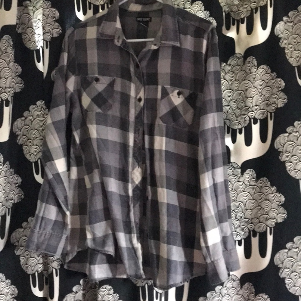 Hot topic gray button up with skull design